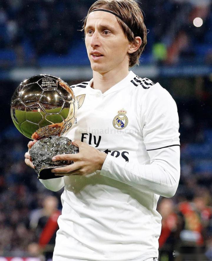 赌场防骗：揭秘“洗牌过程中的藏牌术”——老手是如何瞒天过海的。（赌场防骗警示：洗牌暗藏牌的黑幕——老手如何掩人耳目）